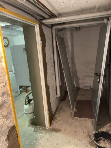 Bau-Sanierung Kellertür mit Spachtelarbeiten Türeinbau & Zarge