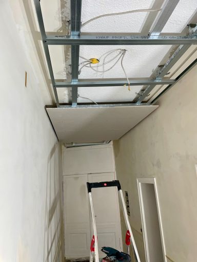 Trockenbau Decken abhängen und LED Beleuchtung